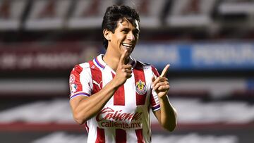El atacante de Chivas hizo una obra de arte para convertir el gol que significó el empate ante los Gallos Blancos en el estadio La Corregidora