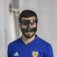 Gayà se entrenó con la máscara con la que jugará ante el Betis