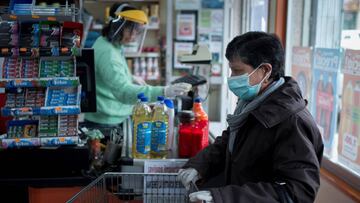 Una mujer realiza la compra en un supermercado de San Cristovo de Cea (Ourense).