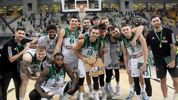 Kostas Sloukas, en el centro de la imagen rodeado por sus compañeros del Panathinaikos, con el trofeo de campeón en el Torneo homenaje de Pavlos Giannakopoulos.