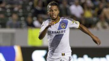 Giovani buscando una opción de gol ante el Central FC