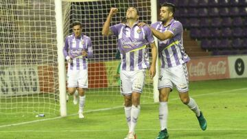 Jugadores del Real Valladolid celebran un gol.