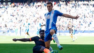 Thierry Correia intenta evitar el avance de Brian Oliván en el Espanyol-Valencia de la primera vuelta.