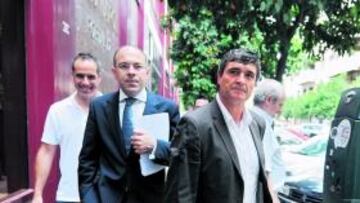 <b>SALUDO FUGAZ. </b>Del Nido y Juande Ramos sólo coincidieron en el juicio. Los dos se evitaron tanto en la llegada como en la salida de los juzgados.