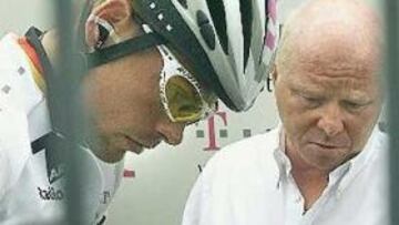 <B>CONTRA LAS CUERDAS.</B> Ullrich, en la foto junto a Pevenage, ha cancelado su participación en todas las carreras.