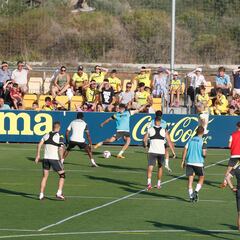 300 seguidores acompañan al Villarreal en su primer entrenamiento del curso