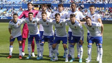 El once del Real Zaragoza frente al Girona el 10 de abril de 2022: Cristian Álvarez, Eugeni, Iván Azón, Jair y Zapater, en la fila de arriba, y Bermejo, Fran Gámez, Chavarría, Francés, Borja Sainz y Vada, en la de