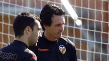 Unai Emery, entrenador del Valencia, ha asegurado hoy que la obligación del cuerpo técnico es "sacar el máximo rendimiento" de los jugadores con los que cuenta y "estar a la altura de lo que requiere el Valencia, que es pelear por estar entre los cuatro primeros"