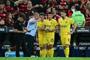 Leonardo Sequeira, junto a dos compañeros, recibe las instrucciones de Diego Aguirre. Peñarol ganó 1-0 en Maracana y le sacó ventaja a Flamengo de cara a la revancha que se jugará en el Campeón del Siglo.