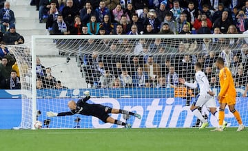 0-2. Gol de falta de Federico Valverde. Dani Ceballos centra a Arda Gler, el jugador turco deja quieto el baln y el centrocampista uruguayo suelta un latigazo raso y ajustado, al palo derecho de Marko Dmitrovic, para anotar el segundo tanto en el minuto 65 de partido.