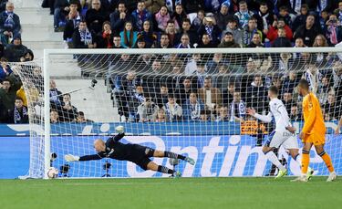 0-2. Gol de falta de Federico Valverde. Dani Ceballos centra a Arda Güler, el jugador turco deja quieto el balón y el centrocampista uruguayo suelta un latigazo raso y ajustado, al palo derecho de Marko Dmitrovic, para anotar el segundo tanto en el minuto 65 de partido.