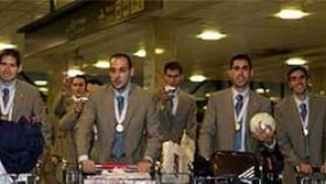 <b>FELICES.</B> Después de un largo viaje, los campeones del mundo se han encontrado con la sorpresa de este recibimiento en Barajas.