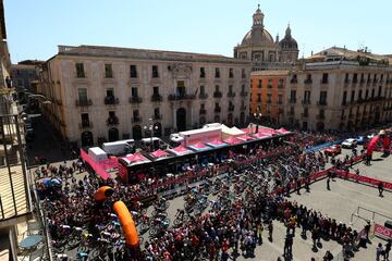 Los corredores en La Piazza dell'Università, situada a lo largo de la Via Etnea, la calle principal de la ciudad de Catania.
