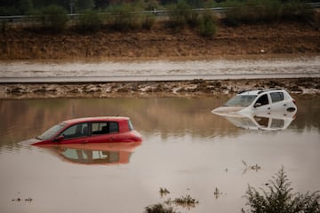 Varios coches hundidos al lado de la autovía A-42, en Bargas, Toledo, Castilla-La Mancha (España). El paso de La Dana por la provincia de Toledo ha dejado a un hombre fallecido en la localidad de Bargas. El cadáver ha sido hallado en el interior del vehículo y todo apunta a que el temporal ha provocado el fallecimiento.