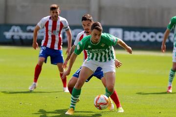 Raúl trata de controlar un balón perseguido por Tomás. Detrás, Iván Turrillo.