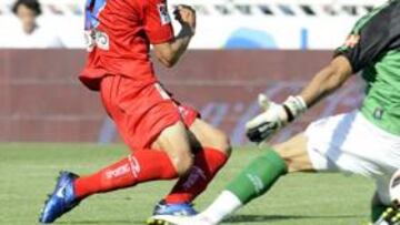 <b>SIN TINO. </b>Eguren no acertó a marcar un gol a Bravo pese a rematar en un mano a mano, en el que tenía todo a favor.