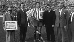 Jugó nueve años en el Atlético, desde 1939 a 1948. Campos, nacido en Las Palmas, es el tercer máximo goleador histórico del equipo rojiblanco. Sus 154 tantos le colocan por detrás de Luis Aragonés y Escudero. Fue vital en la conquista de los títulos ligueros de 1939-40 y 1940-41, los dos primeros del Atlético. Formó parte de la delantera de seda. El 23 de noviembre de 1947 el Atlético le endosó un 5-0 al Real Madrid en uno de los grandes partidos de ese equipo. Marcó un gol. Disputó 236 partidos y además de los títulos ligueros ganó la Copa Eva Duarte.