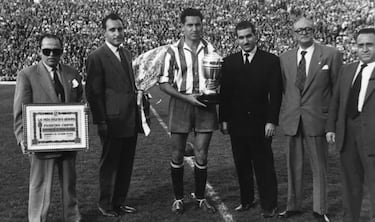 Jugó nueve años en el Atlético, desde 1939 a 1948. Campos, nacido en Las Palmas, es el tercer máximo goleador histórico del equipo rojiblanco. Sus 154 tantos le colocan por detrás de Luis Aragonés y Escudero. Fue vital en la conquista de los títulos ligueros de 1939-40 y 1940-41, los dos primeros del Atlético. Formó parte de la delantera de seda. El 23 de noviembre de 1947 el Atlético le endosó un 5-0 al Real Madrid en uno de los grandes partidos de ese equipo. Marcó un gol. Disputó 236 partidos y además de los títulos ligueros ganó la Copa Eva Duarte.