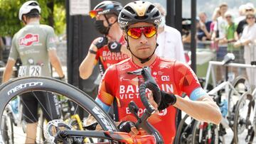 Mikel Landa agarra su bici en una de las salidas del Giro de Italia.