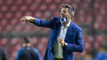 Tras su derrota ante Querétaro, el Pachuca liga siete partidos sin conocer el triunfo. La permanencia del uruguayo está en duda.