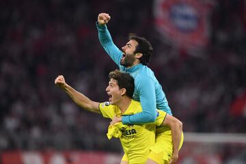 Los jugadores del Villarreal celebran el pase a semifinales de Champions al final del partido.