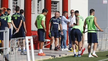 10/07/18 ENTRENAMIENTO DEL LEVANTE 
 
 PACO LOPEZ
 TITO
 LUIS HELGUERA