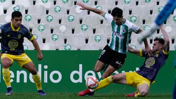 Dani Fernández, del Badajoz, en pugna con Marco Camus, del Racing