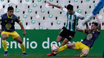 Dani Fernández, del Badajoz, en pugna con Marco Camus, del Racing