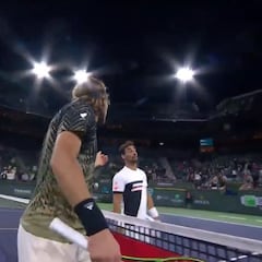 La discusión de Fognini con Tsitsipas en la red