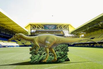 El Villarreal presentó ayer en La Cerámica el hallazgo del dinosaurio Protathlitis cinctorrensis, una nueva especie descubierta en la localidad castellonense de Cinctorres. Protathlitis significa campeón en griego, hace referencia a la Europa League que ganaron los groguets en 2021 y sirve de homenaje al centenario del club, que se celebra este año.  