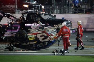 El accidente se produjo en la última vuelta de la carrera Coke Zero 400 de la Nascar. Los pilotos Denny Hamblin y Kevin Harvick se tocaron y el coche 3 que conducía Austin Dillon fue el más afectado.