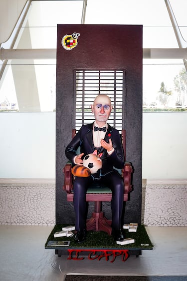 Rubiales acaricia un gato cuya cabeza es un balón. El titulo es 'Il Capo'.