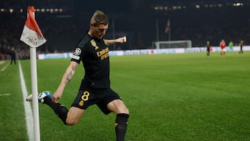 Real Madrid's German midfielder #08 Toni Kroos takes a corner during the UEFA Champions League group C football match between Union Berlin and Real Madrid in Berlin, on December 12, 2023. (Photo by Odd ANDERSEN / AFP)