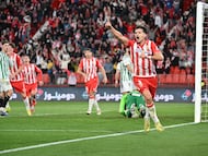 Baptistao felicita a Muñoz por su gol.