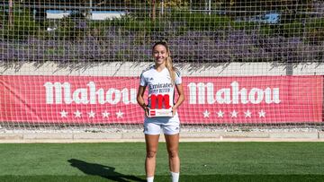 Athenea del Castillo posa con su premio a mejor jugadora del mes del Real Madrid femenino.
