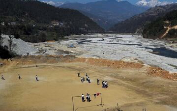 La pasin por el ftbol llega hasta el lugar ms recndito, en la imgen un grupo de estudiantes de escuelas nepales jugando ftbol en un terreno en Bahuneypati, a unos 70 kilmetros al noreste de Katmand.