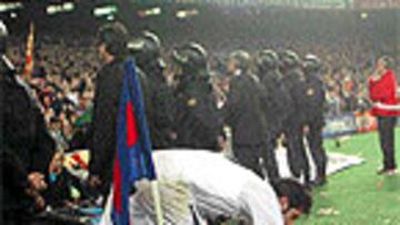 <B>SACÓ LOS CORNERS</b>. Figo sacó anoche cinco córners. El portugués aguantó estoicamente los lanzamientos de objetos desde la grada.