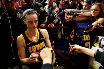 MINNEAPOLIS, MINNESOTA - FEBRUARY 28: Caitlin Clark #22 of the Iowa Hawkeyes signs autographs for fans after the game against the Minnesota Golden Gophers at Williams Arena on February 28, 2024 in Minneapolis, Minnesota. The Hawkeyes defeated the Golden Gophers 108-60.   David Berding/Getty Images/AFP (Photo by David Berding / GETTY IMAGES NORTH AMERICA / Getty Images via AFP)