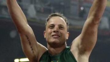 <b>OTRO REY EN EL NIDO. </b>Pistorius saluda a los aficionados tras su victoria en la final de los 100 metros.