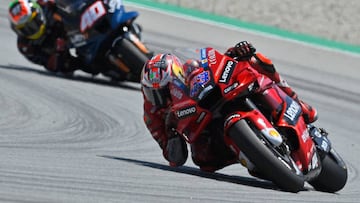 Jack Miller delante de Darryn Binder.