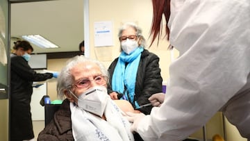 Vacunaci&oacute;n a mayores de 80 a&ntilde;os en el centro de salud de Torre Ramona, en Zaragoza.
 GOBIERNO DE ARAG&Oacute;N
 17/02/2021