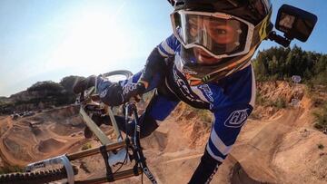 Brendan Fairclough saltando con su bici de Mountain Bike en un circuito de saltos de tierra, con una GoPro en el casco y haciéndose un selfie mientras realiza un whip con la MTB.