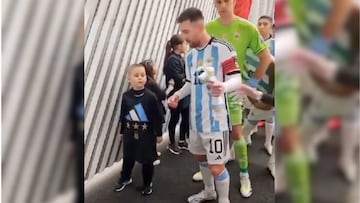 Imperdible momento entre Messi y Dibu con un niño