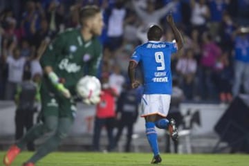 Guerrón anotó su doblete de la noche por la vía del penal. No fue suficiente para conseguir la victoria azul.