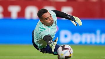 SEVILLE, SPAIN - AUGUST 19: Sergio Asenjo of Real Valladolid CF in action prior to the LaLiga Santander match between Sevilla FC and Real Valladolid CF at Estadio Ramon Sanchez Pizjuan on August 19, 2022 in Seville, Spain. (Photo by Fran Santiago/Getty Images)