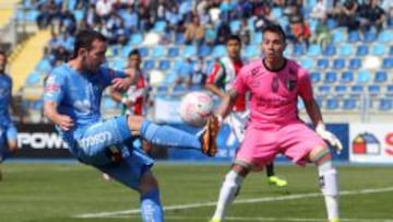 El rancag&uuml;ino Fernando Elizari intenta superar al arquero de Palestino, Dar&iacute;o Melo, en el partido en que a O&#039;Higgins no le cobraron un gol.