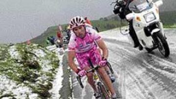 <b>LA NIEVE COMO ENEMIGO.</B> Gilberto Simoni sentenció el Giro en unas condiciones extremas, por que lo que no esperaba es encontrarse la nieve en las inmediaciones de la meta en el Valle Varaita. En la imagen Simoni, con su maglia rosa, rueda por delante de Dario Frigo, que obtendría el triunfo en la meta para que el Fassa Bortolo siga sumando triunfos.