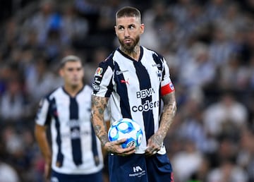 10 futbolistas de talla mundial que hoy juegan en México