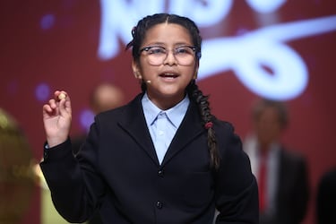 Una niña del Colegio de San Ildefonso, canta un quinto premio de la Lotería de Navidad, durante la celebración del Sorteo Extraordinario de la Lotería de Navidad 2025.