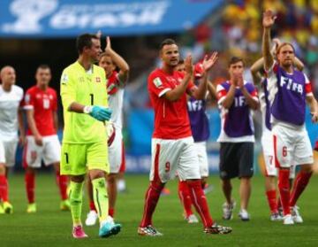 Diego Benaglio y Haris Seferovic tras ganar a Ecuador. 